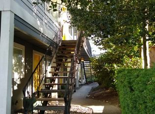 Bottom, corner 2bed, w/d in unit, a/c, off street parking, and all dogs welcome!, Portland, OR 97214