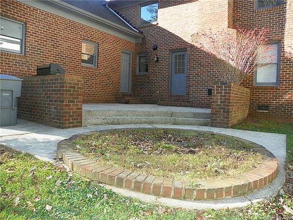 4th image of 224 Brackenbury Ln