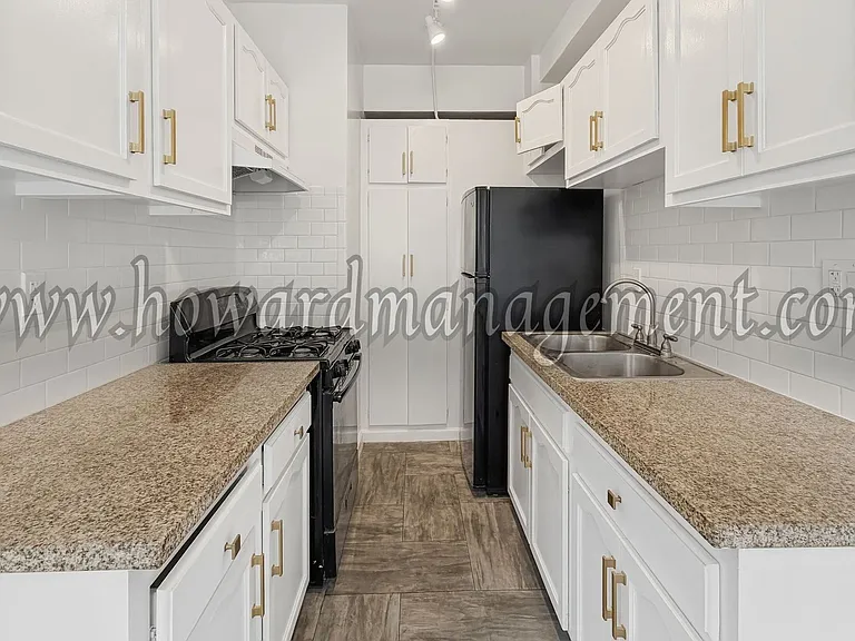 Wilshire Mediterranean Apartments — Photo 19
