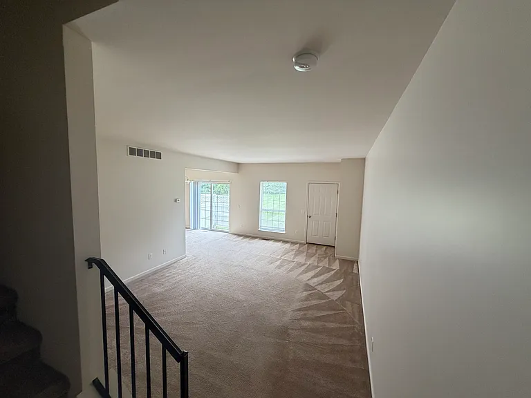 102 Riversedge Dr — Photo 8