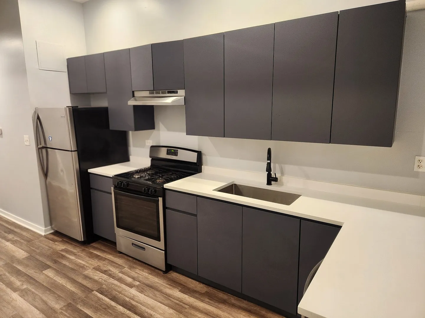 2 bed, 1.0 bath, 900 sqft, $3,900 — Photo 3