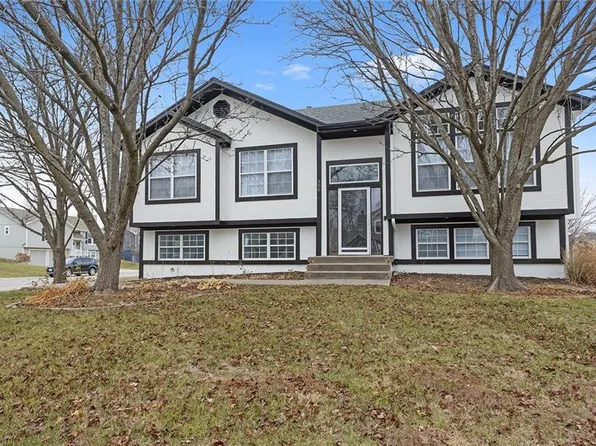 200 E Foxwood Dr, Raymore, MO 64083