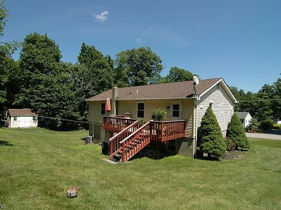 4th image of 9 Esther Dr