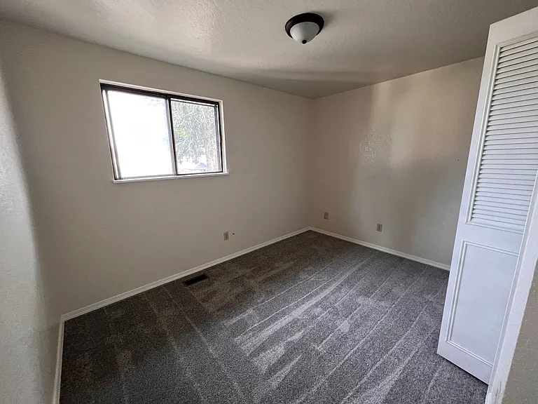 317 S 40th Pl #B — Photo 2