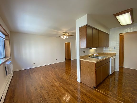 3rd image of 417 W Roscoe St APT 504
