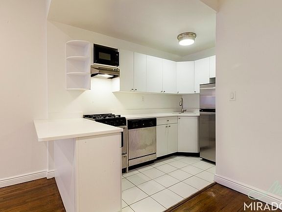 4th image of 10 E 13th St APT 3J