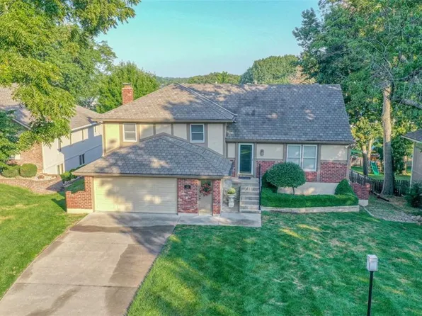 12 Mohave Dr, Lake Winnebago, MO 64034