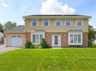 20 Santa Anita Ct, Holbrook, NY 11741