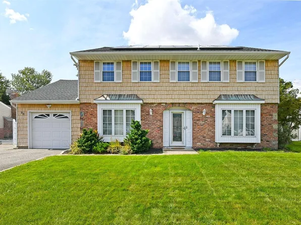 20 Santa Anita Court, Holbrook, NY 11741