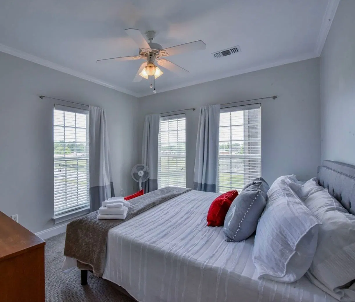 3 bed, 3 bath, furnished — Photo 3