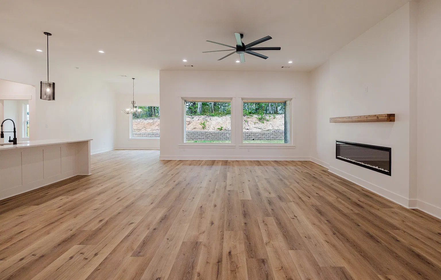 4 bed, 2393 sqft, $2,450 — Photo 3