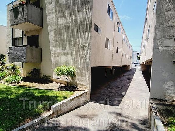 2nd image of 321 E Tujunga Ave #I