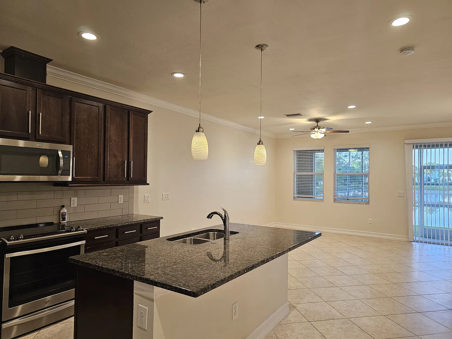 3 bed, 2.5 bath, 1816 sqft, $2,800 — Photo 2