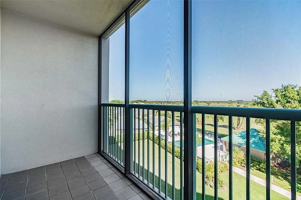 2 bed, 978 sqft, $1,995 — Photo 3