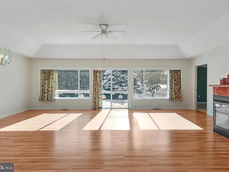 105 Dogwood Dr — Photo 5