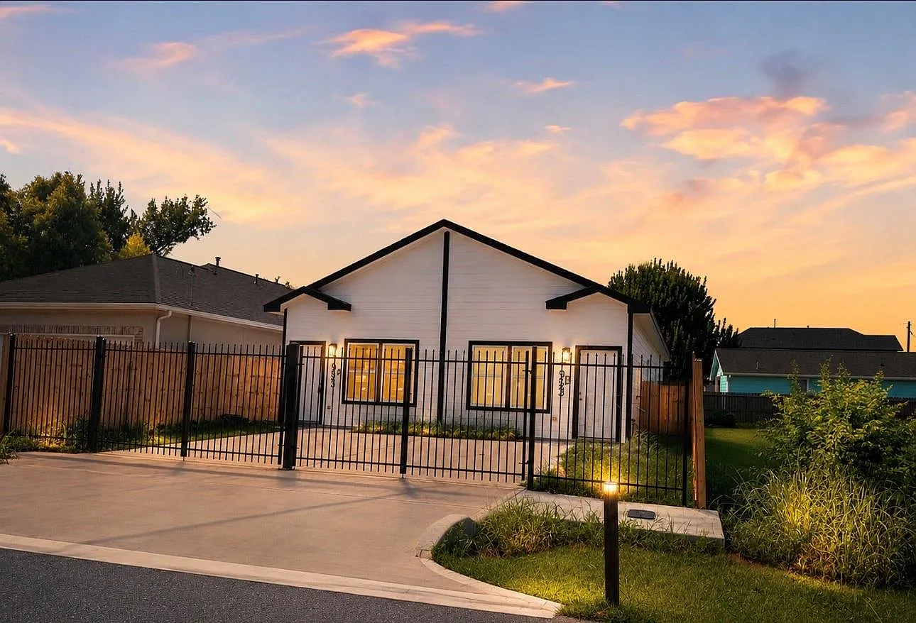 3 bed, 2.0 bath, 2044 sqft, $1,600 — Photo 2
