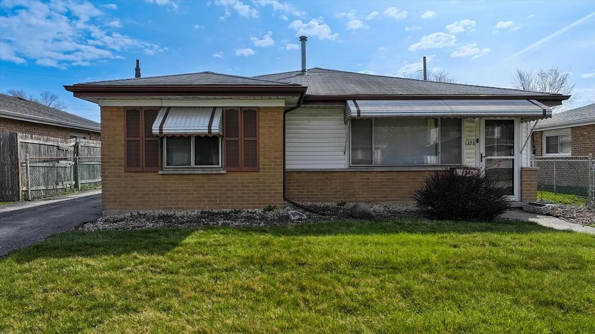 1375 Balmoral Ave photo 1
