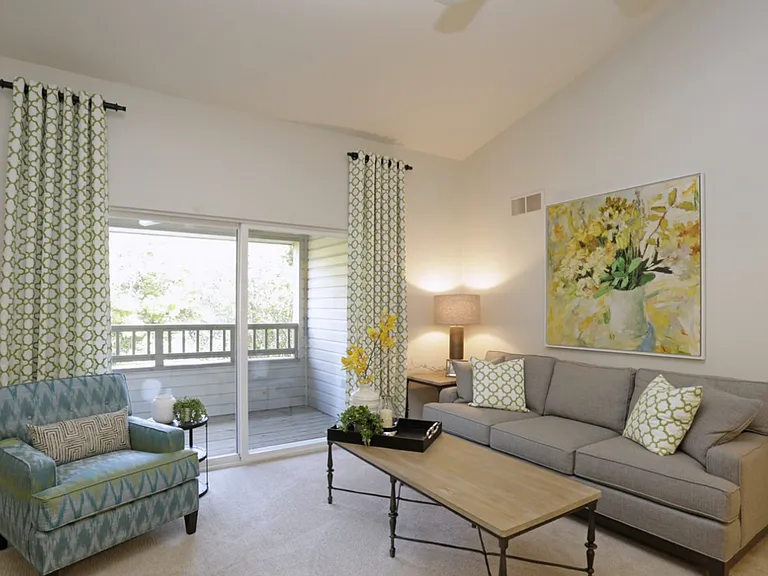 Lakemont Apartments — Photo 11