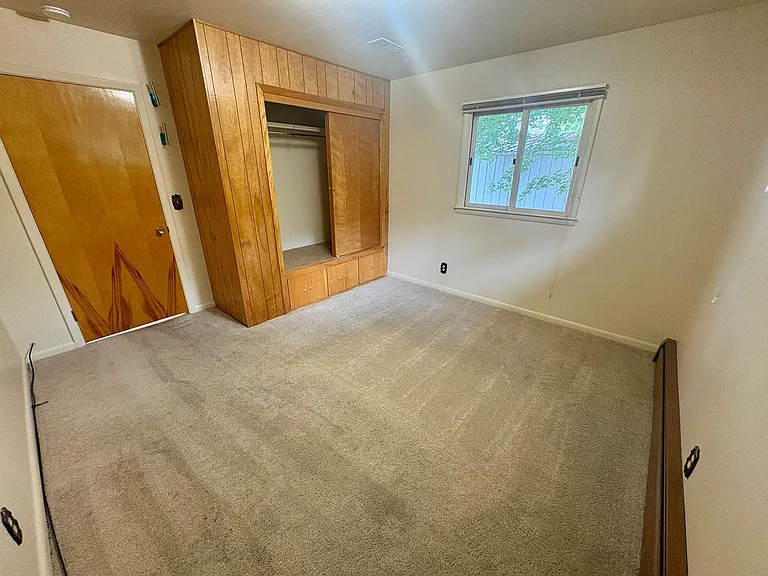 106 Burlington Ave — Photo 7