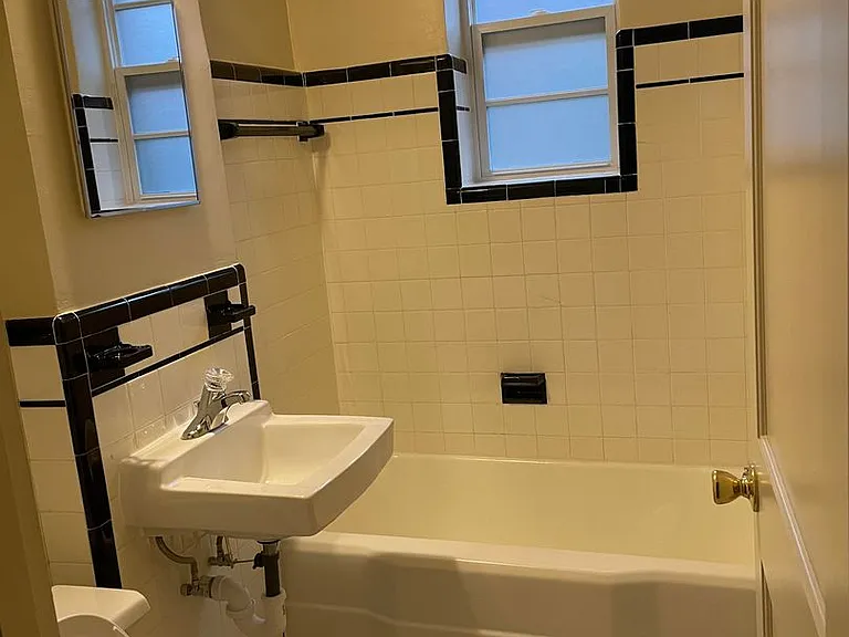 Wakefield Manor Apartments — Photo 16