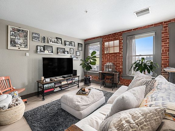 3rd image of 232 N Broadway Unit 2