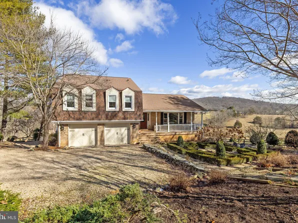 7400 Hickory Ln, Marshall, VA 20115