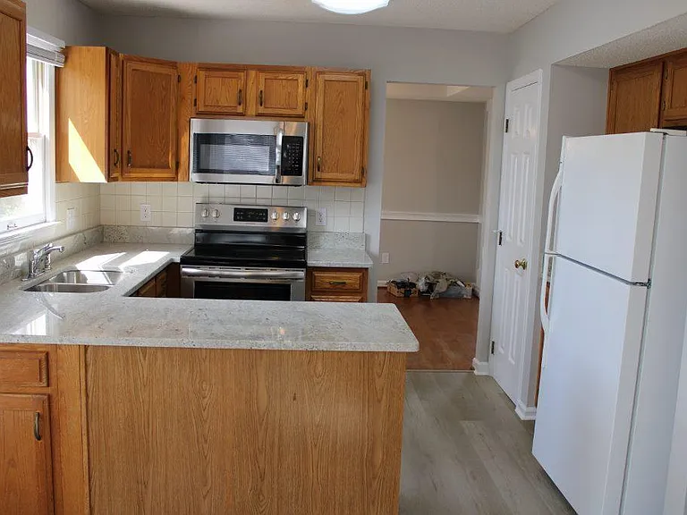 102 Uxbridge Ct — Photo 4