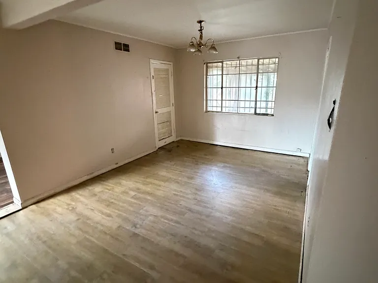 952 Salem St — Photo 2