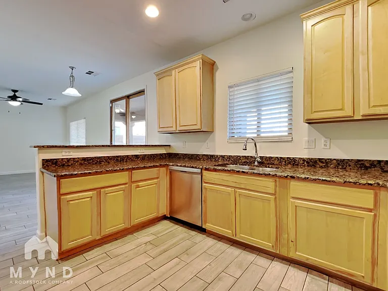 6418 S 49th Dr — Photo 11