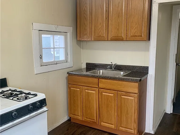 146 E 2nd St #5 — Photo 7