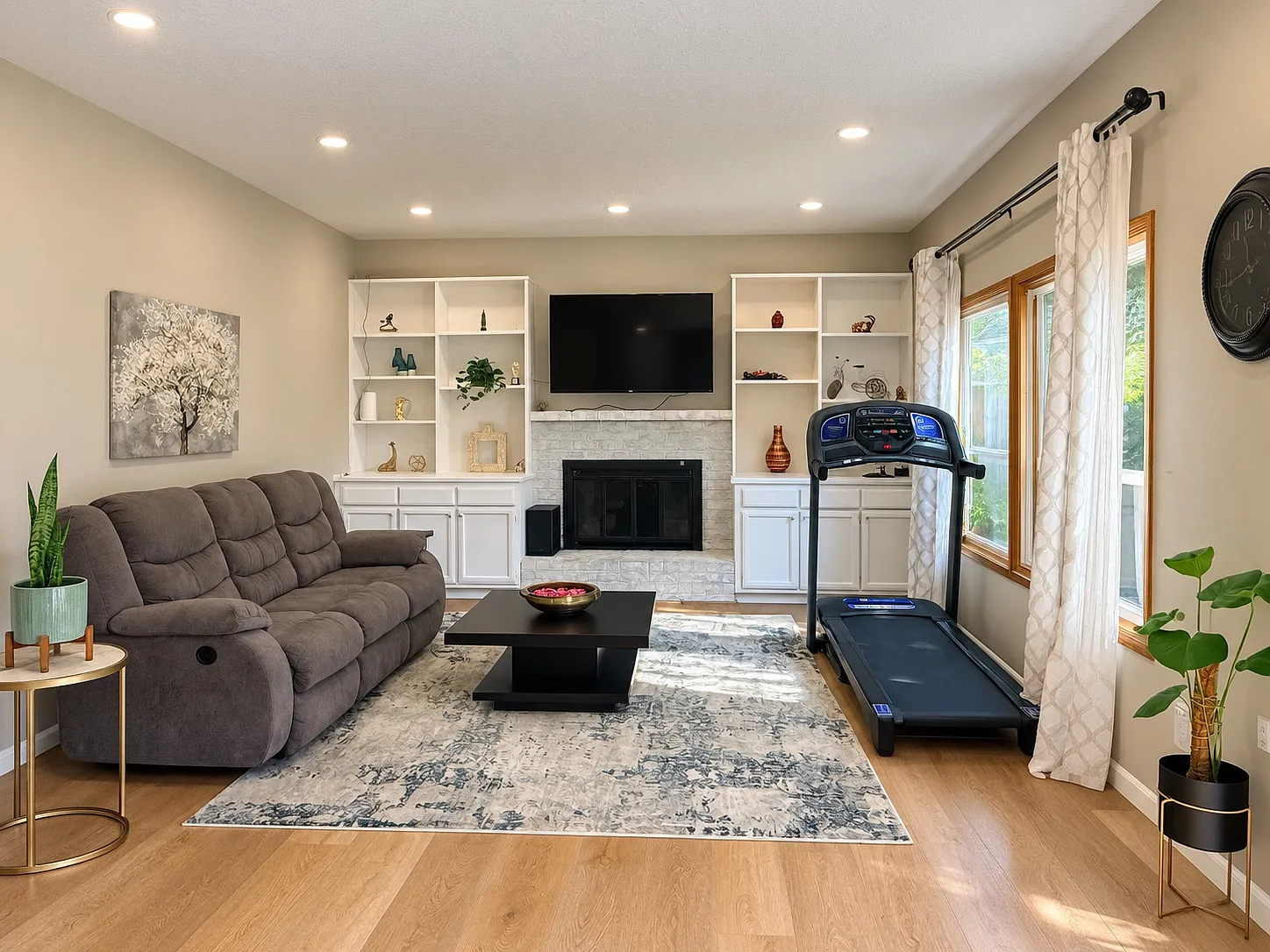 4 bed, 2.5 bath, 2700 sqft, $3,300 — Photo 2