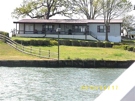 Relax on this Covered Patio over looking Lake Livinsgton.