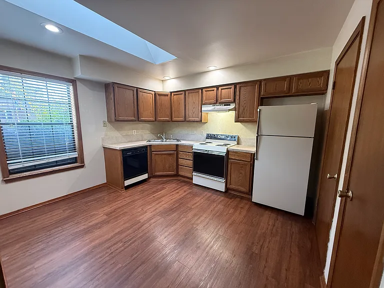 2632 W C St — Photo 4
