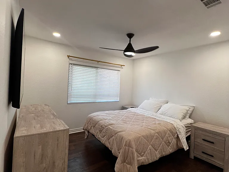 7825 Seaglen Dr — Photo 53