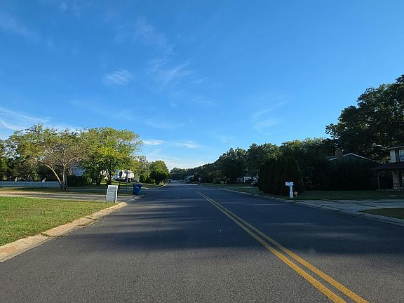 5th image of 722 University Dr