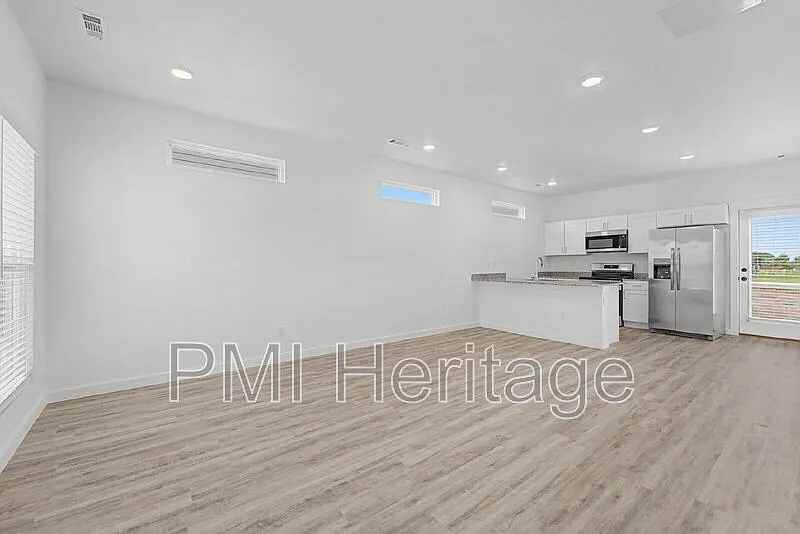 2 bed, 2.5 bath, 1250 sqft, $1,595 — Photo 2