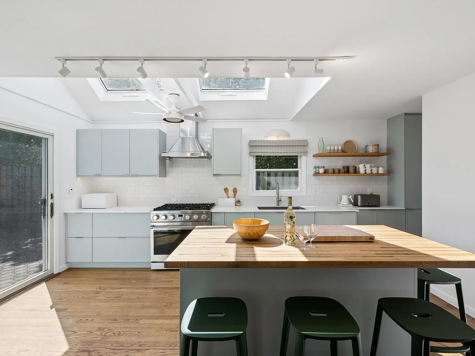Montauk Surfside with Ocean Views — Photo 3