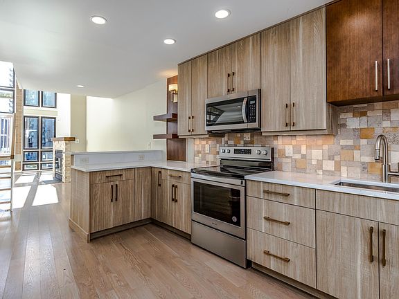 Another look at the gorgeous bright and airy kitchen