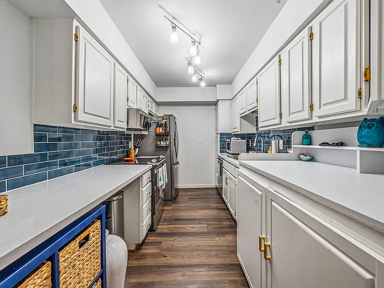 359 N Post Oak Ln #219 — Photo 14