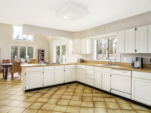 4th image of 90 Windjammer Dr