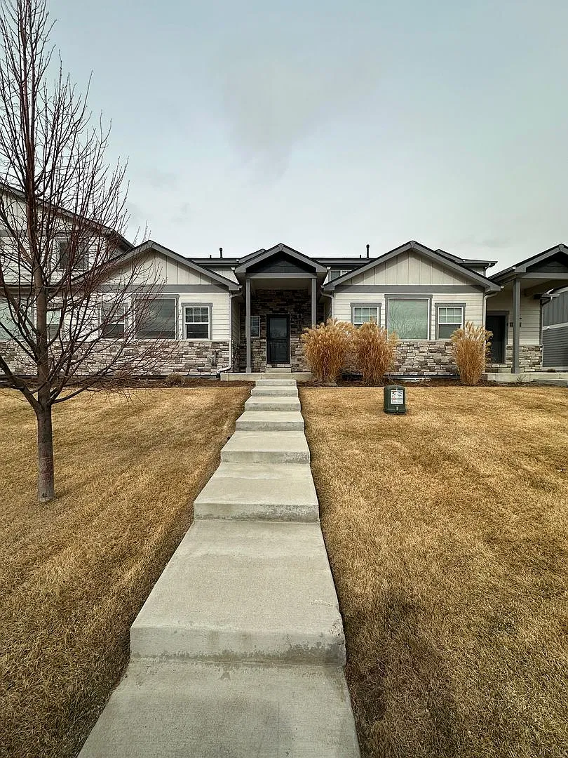 Amazing 3 bedroom townhome in Windsor! — Photo 1