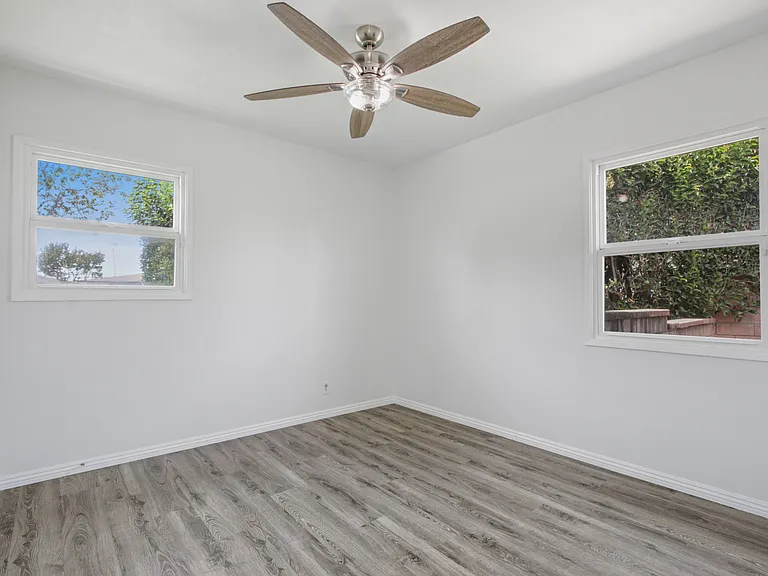 785 N Victoria Dr — Photo 11