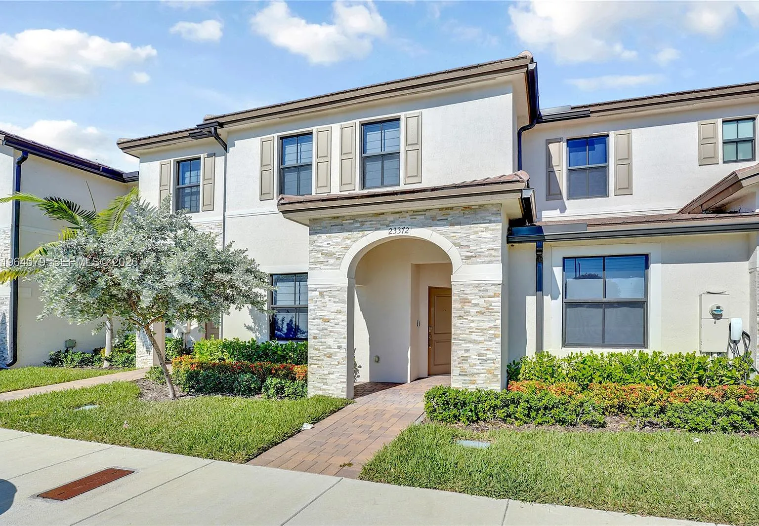 3 bed, 2.5 bath, 1612 sqft, $3,300 — Photo 1