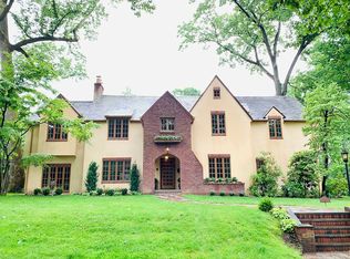 81 Maple Dr, Great Neck, NY 11021