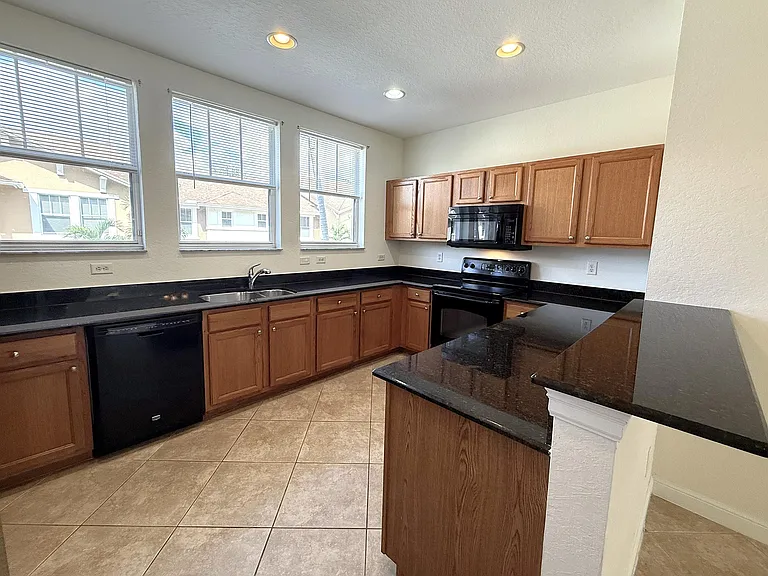 960 Millbrae Ct #4 — Photo 7