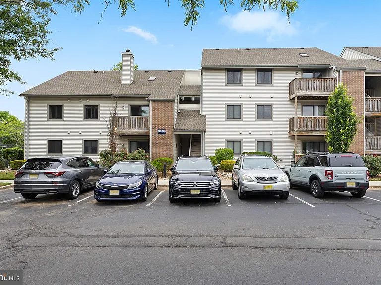 2001 Ravens Crest Dr — Photo 1