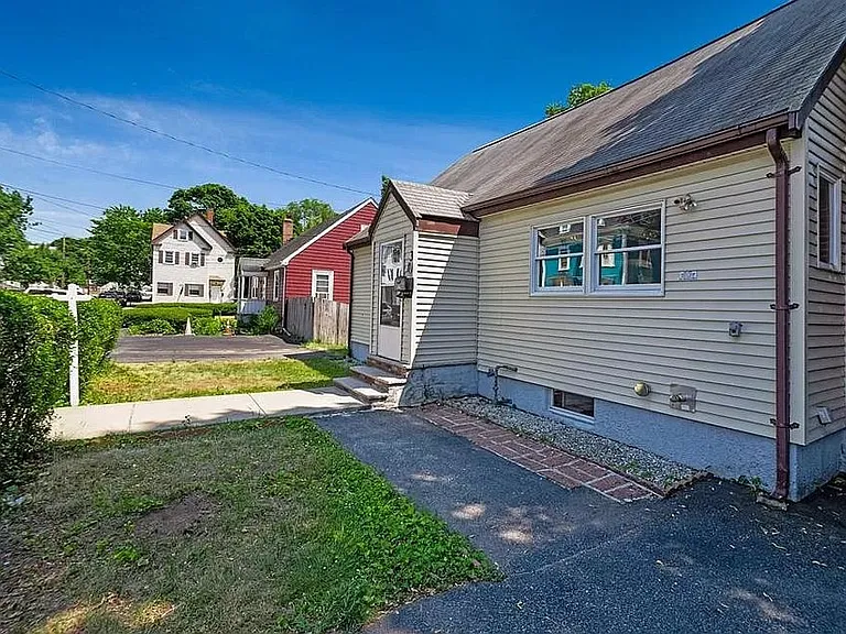 Front yard/Driveway