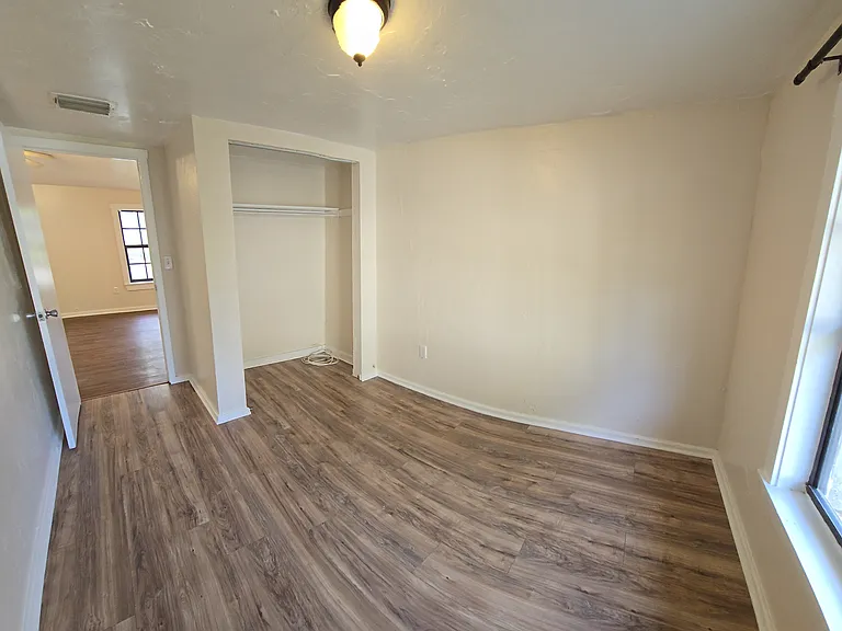 Middle bedroom