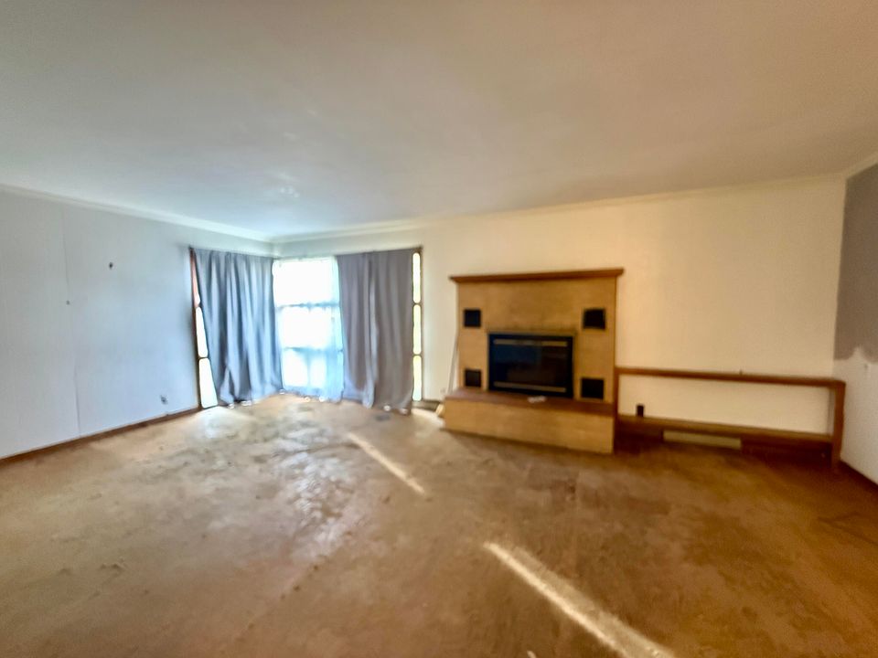 7th image of 651 Dillon St