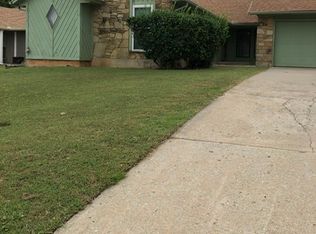 9900 Crest Dr, Midwest City, OK 73130